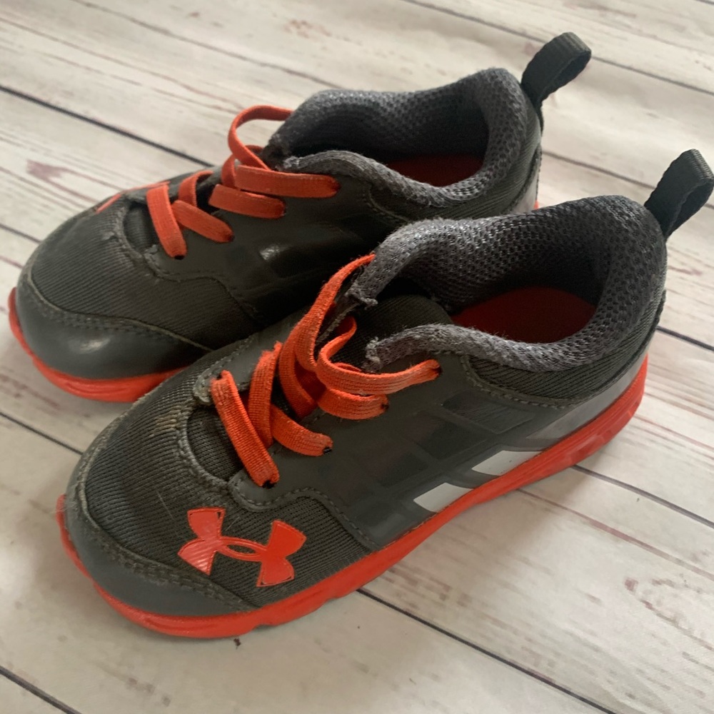 Toddler boys under Armour shoes